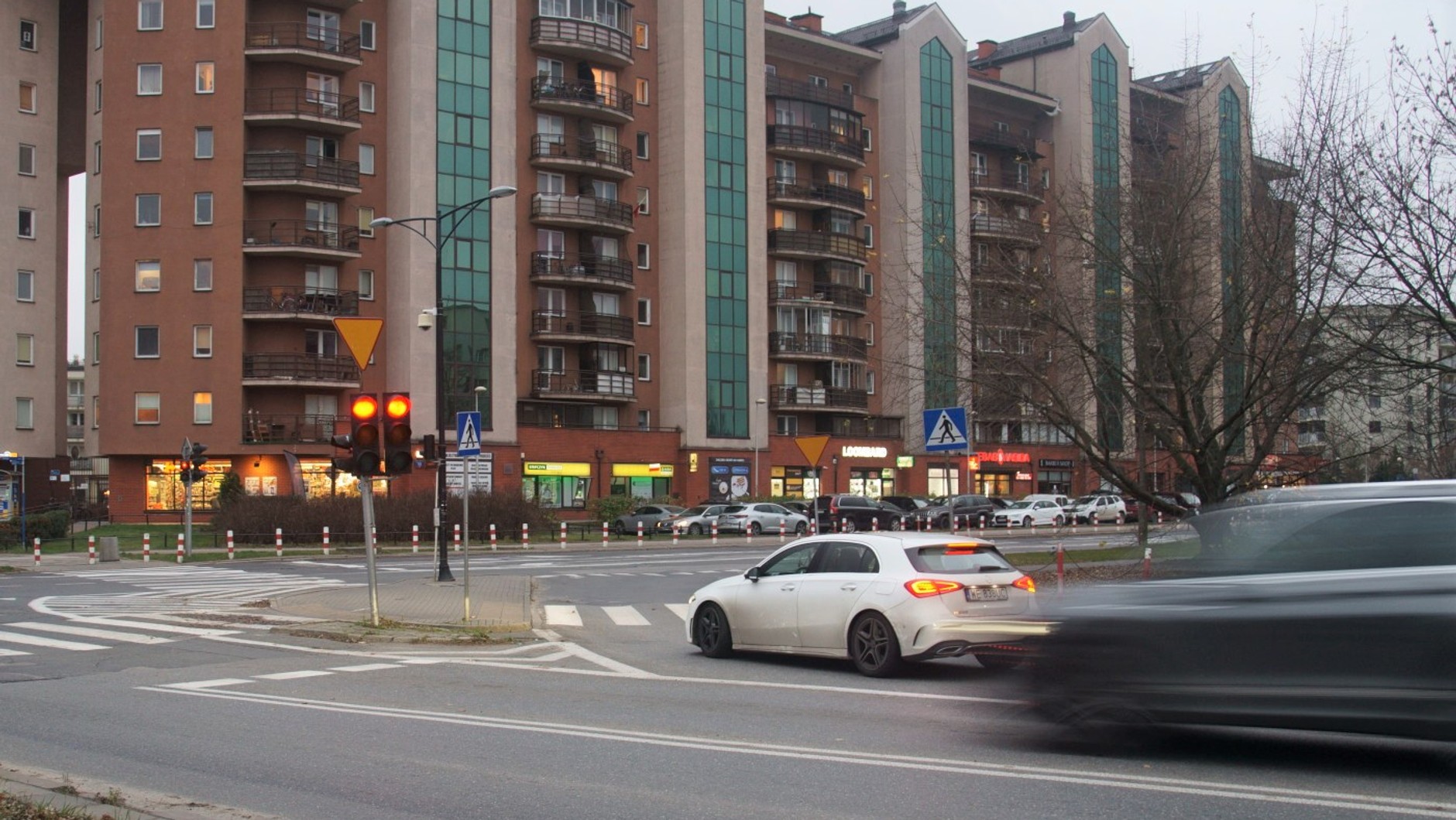 Kierowca białego Mercedesa zatrzymał się na "czerwonym" i został upomniany klaksonem