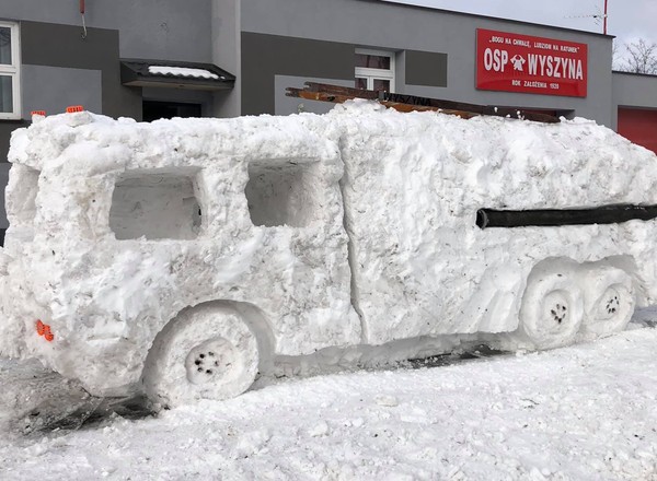 Nie doczekali się na nowy wóz strażacki, więc... ulepili go ze śniegu