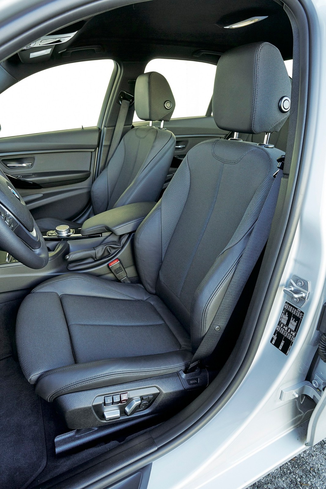 Benzynowe sedany - Audi A4, BMW 318i, Mercedes C 180 i VW Passat - dane techniczne, wymiary, spalanie