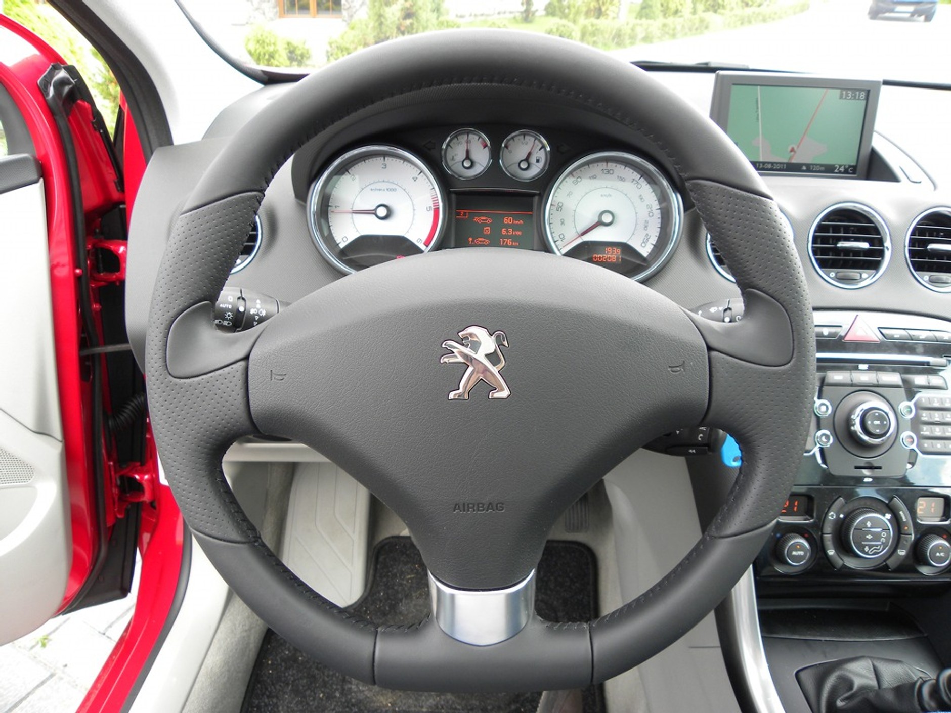 Peugeot 308 FL: Świeża twarz