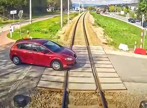 Wjechał samochodem tuż przed pociąg. Maszynista nie miał szans wyhamować [WIDEO]