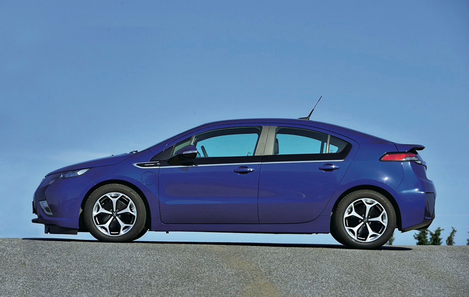 Opel Ampera kontra Kia Optima, VW Jetta i Toyota Prius: która hybryda jest najlepsza?