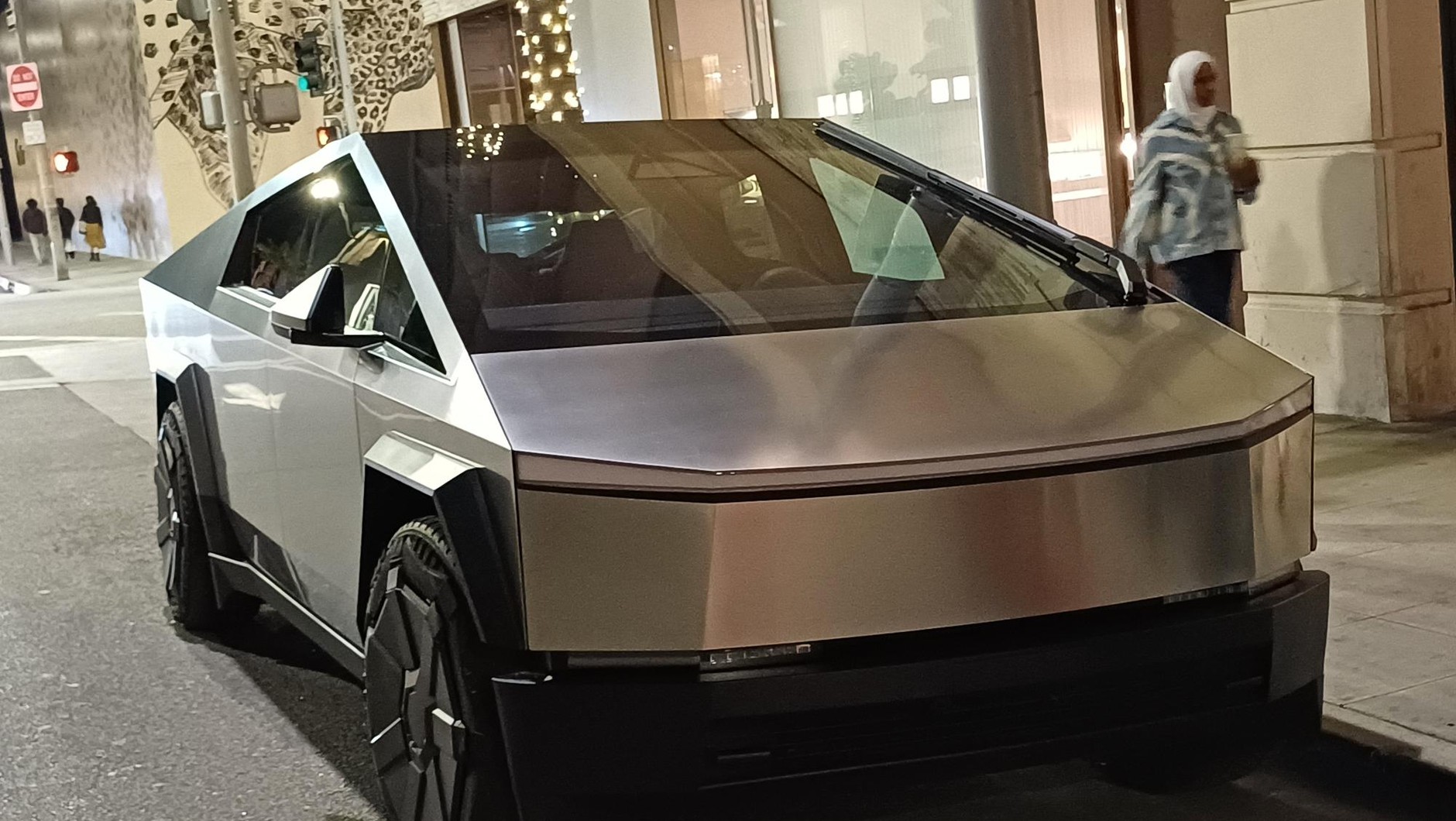 Tesla Cybertruck i inne auta w USA