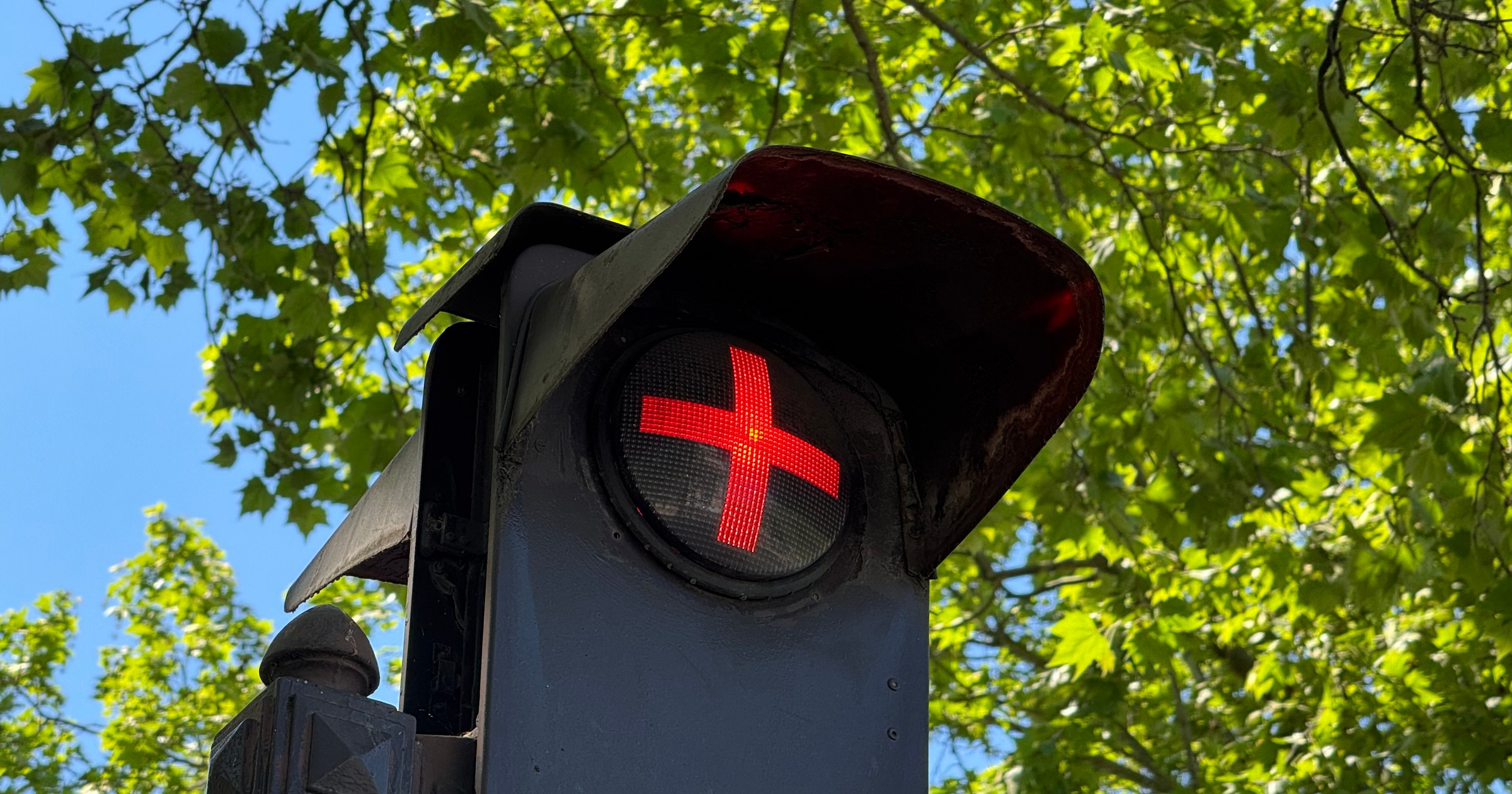 Sygnalizacja świetlna ze świecącym plusem we Francji