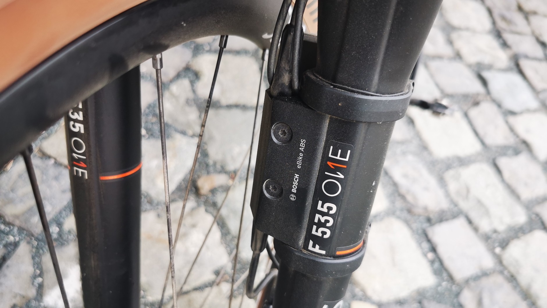 Jeszcze jedna nowość∂ w rowerach elektrycznych: układ ABS. Według analizy firmy Bosch taki układ może zmniejszyć liczbę wypadków o 29 proc. Chodzi nie tylko o wypadki na ulicy, ale też na szlaku