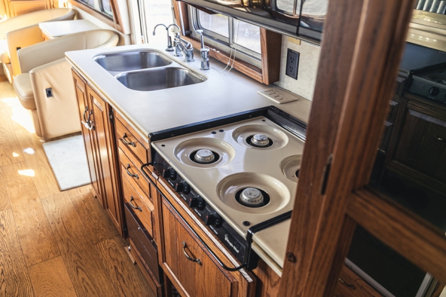 Airstream 350LE do kupienia na aukcji