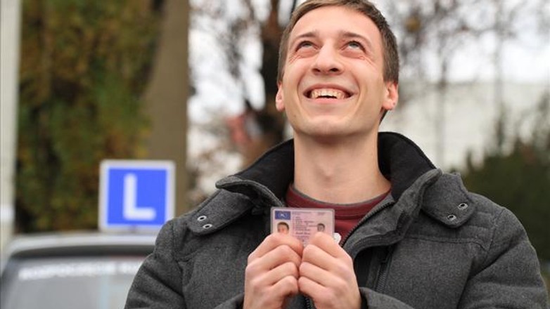 Instruktor nauki jazdy radzi jak zdać nowy egzamin na prawo jazdy (2013)