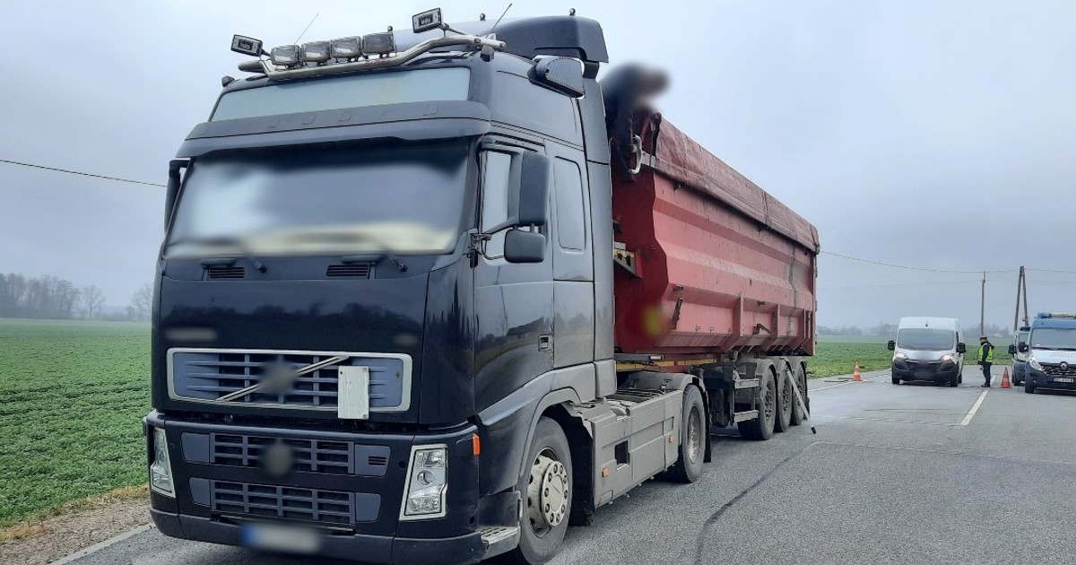 Tir przewoził za dużo kukurydzy, a bus przesadził z warzywami