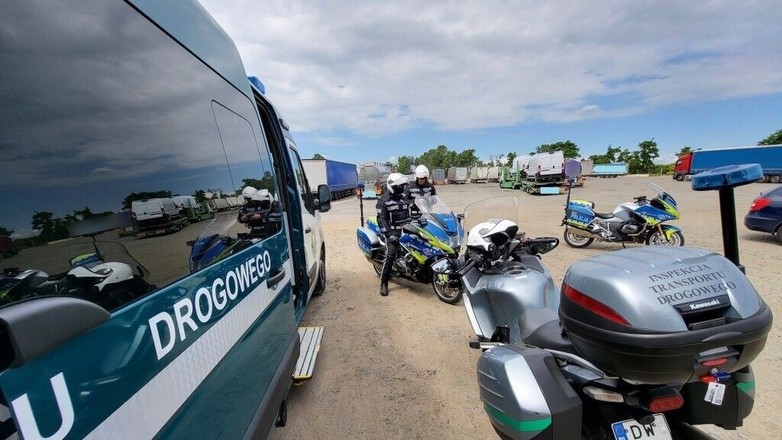 Pojazdy Inspekcji Transportu Drogowego i Policji na punkcie kontrolnym
