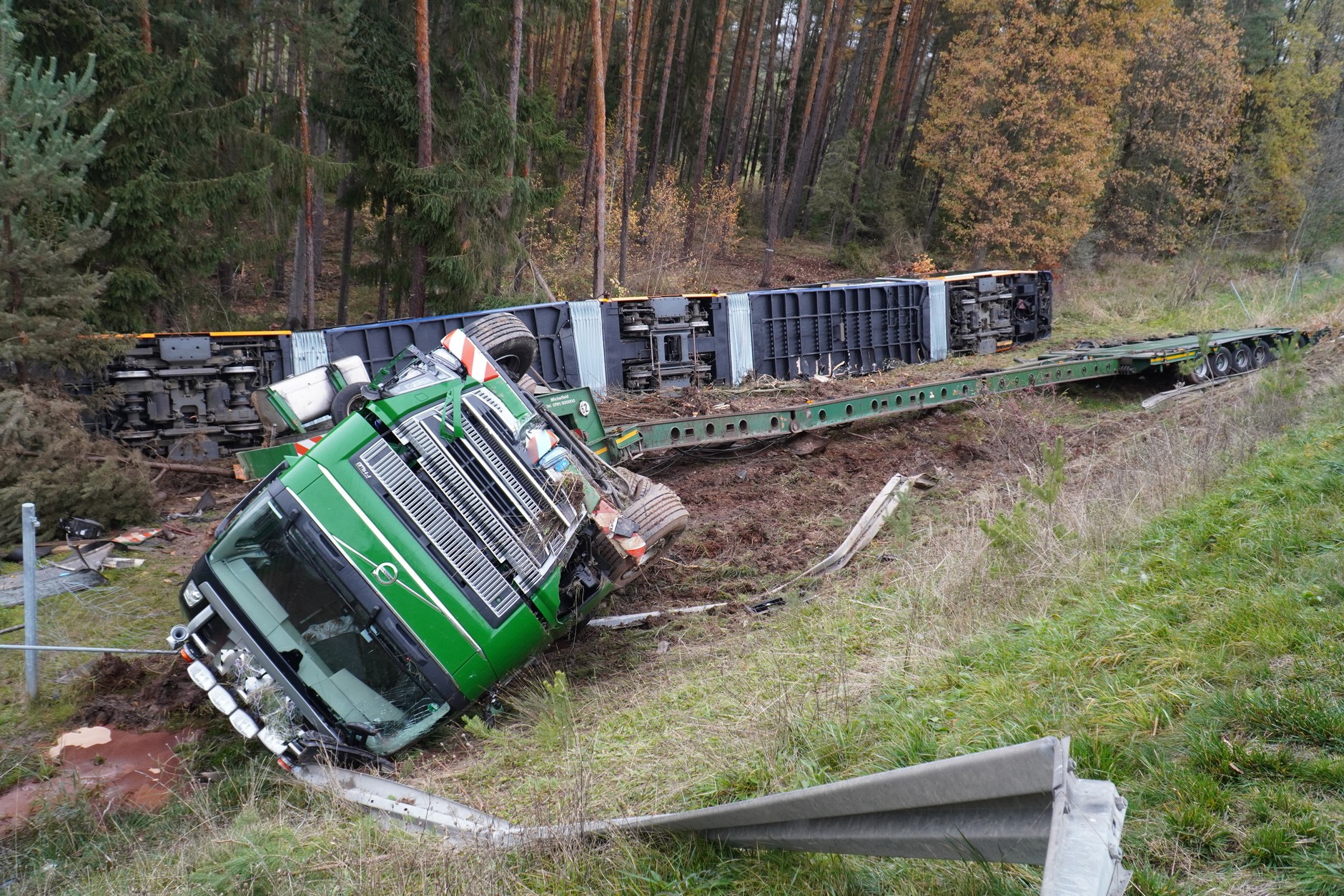 Ciężarówka przewożąca 30-metrowy tramwaj miała wypadek w Niemczech