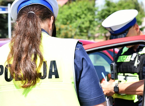 Policjanci z ukrycia patrzą na linię P-12. Kierowcy dostają po osiem pkt i 300 zł