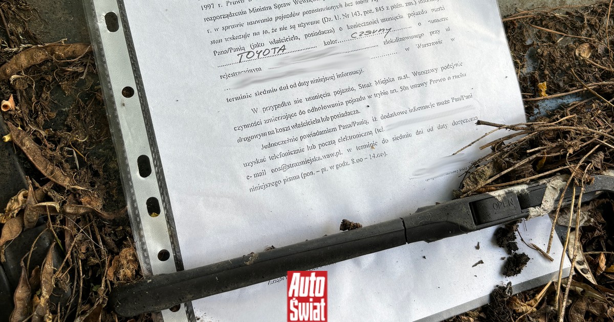 Kartka za wycieraczką pozostawionego samochodu. Po tygodniu zniknął z ulicy