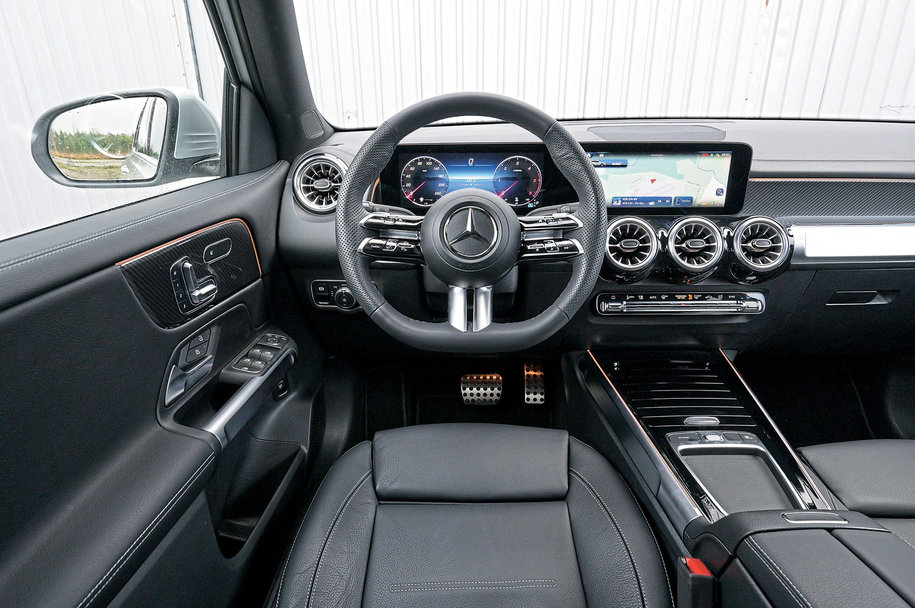 Mercedes GLB we wnętrzu stawia na efekciarstwo. Trzeba to lubić. Ale względy praktyczne doceni każdy