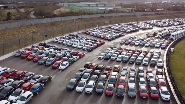 Tor wyścigowy pełen aut poleasingowych, których nikt nie chce