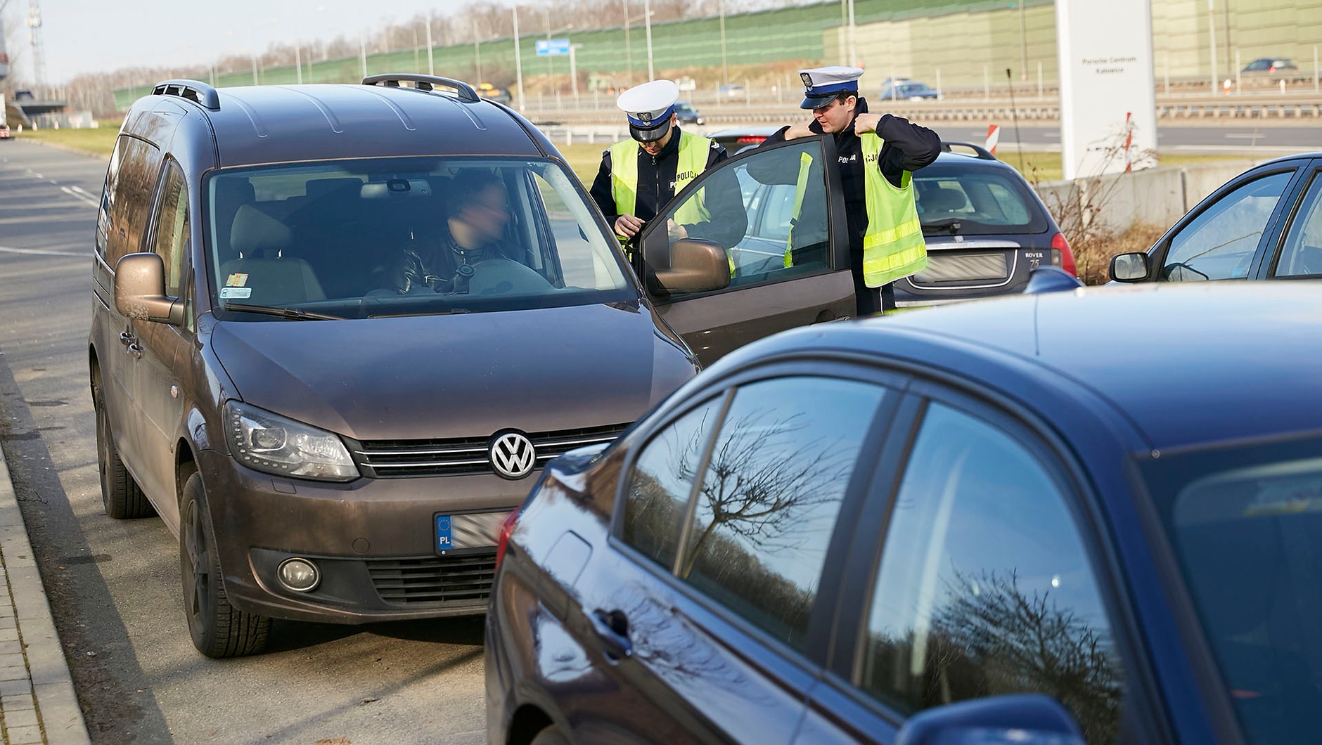 Kontrola policyjna samochodu marki Volkswagen