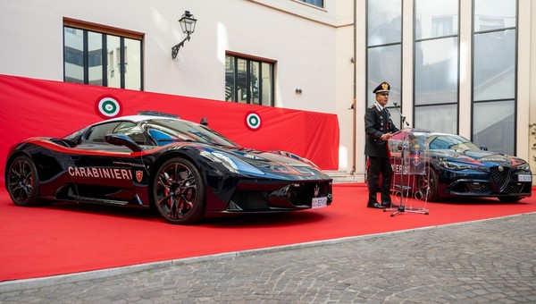 Karabinierzy pokazali dwa wyjątkowe radiowozy. Maserati jeszcze nie mieli