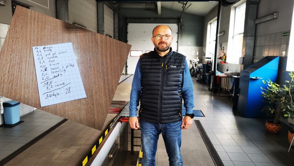 Szczera rozmowa z właścicielem stacji kontroli pojazdów w Warszawie. Jak się żyje za stawkę sprzed 19 lat?