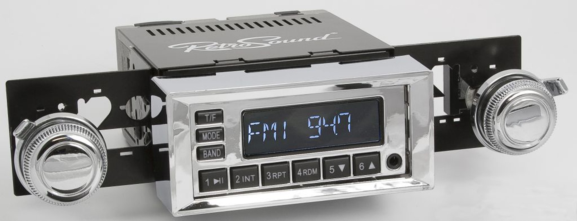 Idea jest prosta: radio o ograniczonej szerokości montażu, by łatwiej dopasować do starszych samochodów.