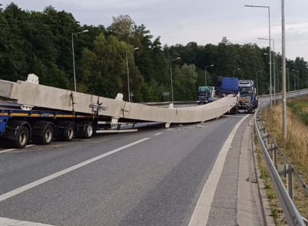 51-tonowy dźwigar spadł z ciężarówki. DK50 udało się odblokować