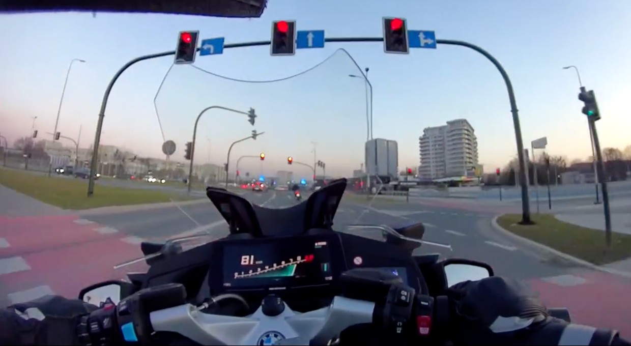 Pościg trwał prawie dziewięć minut. Na koniec policjant musiał zeskoczyć z motocykla