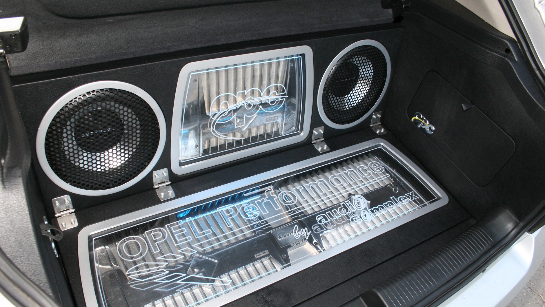 Opel Astra II. Bagażnik z trzema wzmacniaczami Rockford Fosgate