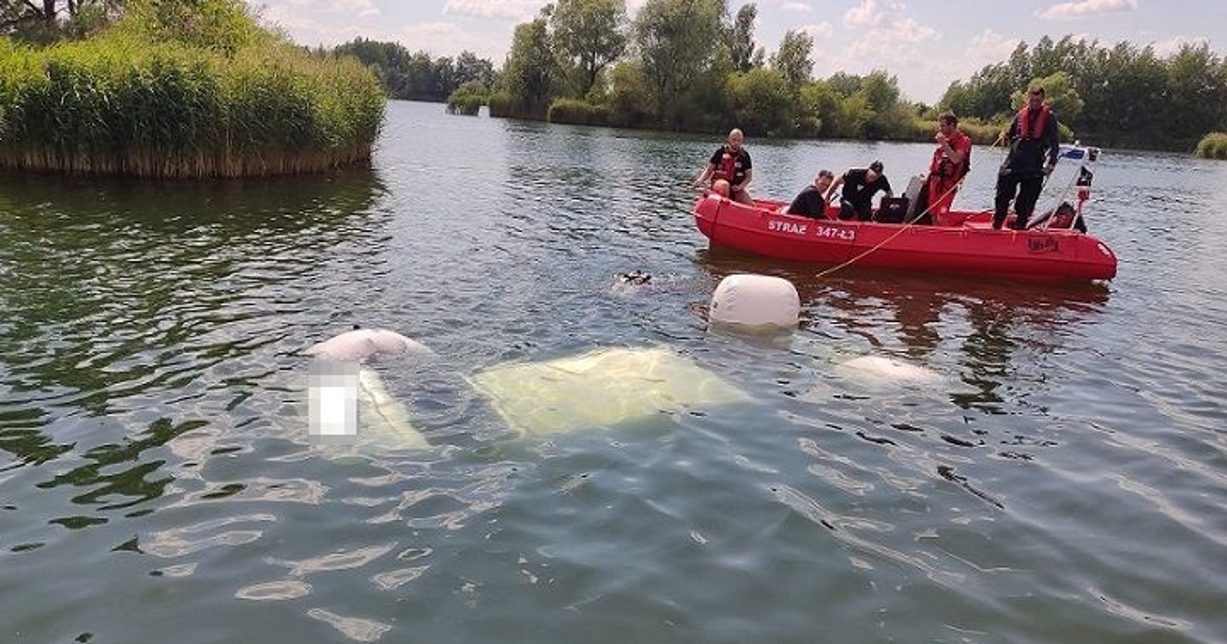 Auto w jeziorze
