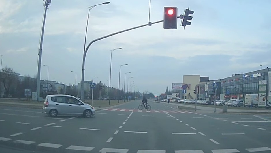 Na rondzie pod prąd