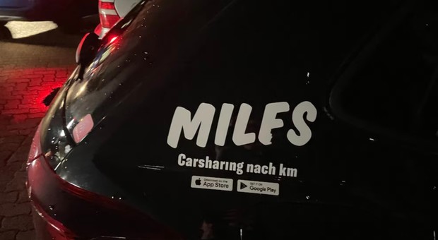 Po ulicach jeżdżą setki aut z napisem "MILFS". O co chodzi?