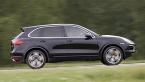 SUV Porsche wpadł do stawu, kierowca wydostał się z auta
