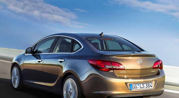 Nowy Opel Astra Sedan: mała Insignia