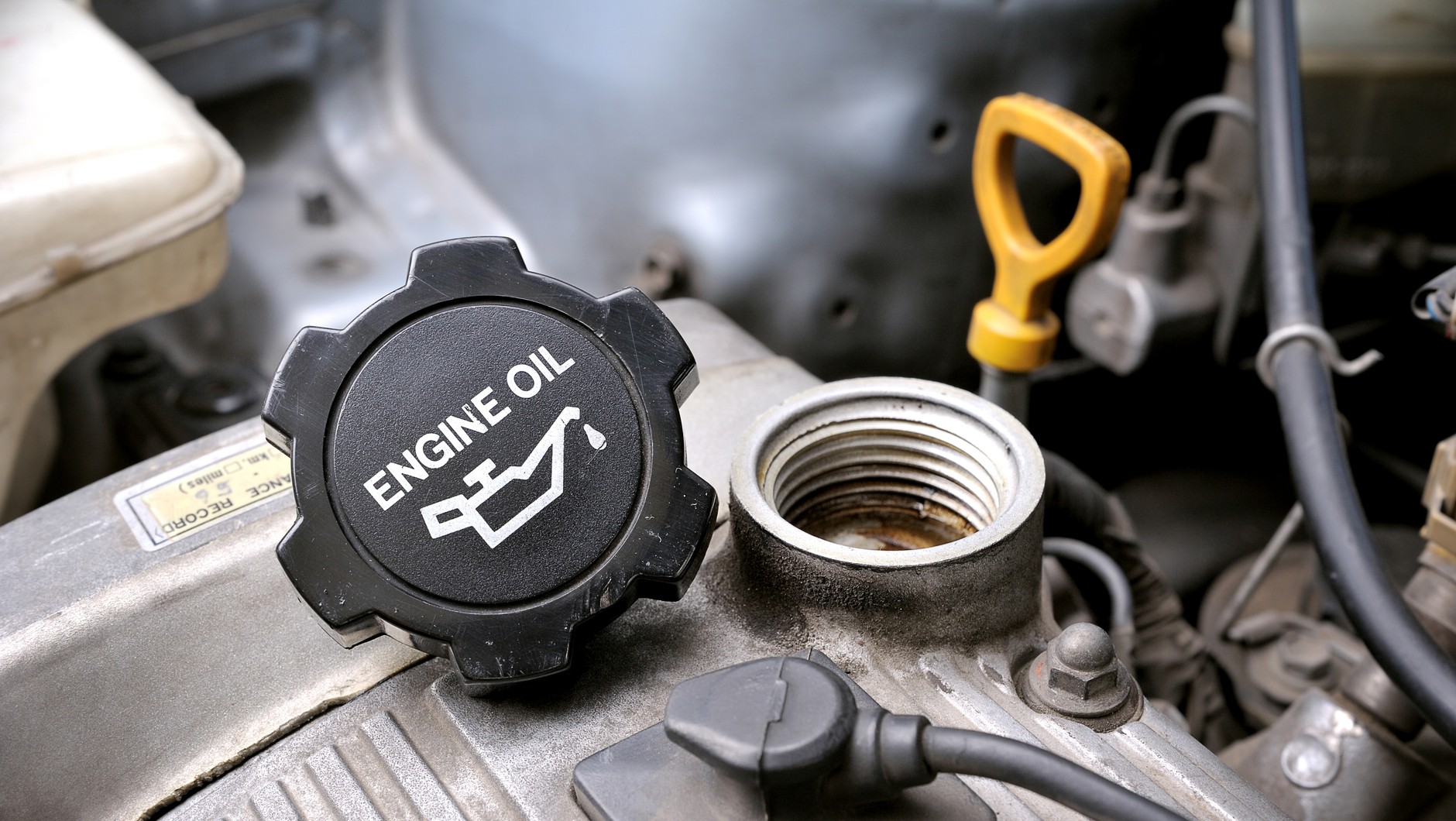 W rzadko używanych samochodach wymiana oleju jest tak samo ważna, jak w autach używanych na co dzień. Nie warto tego odkładać