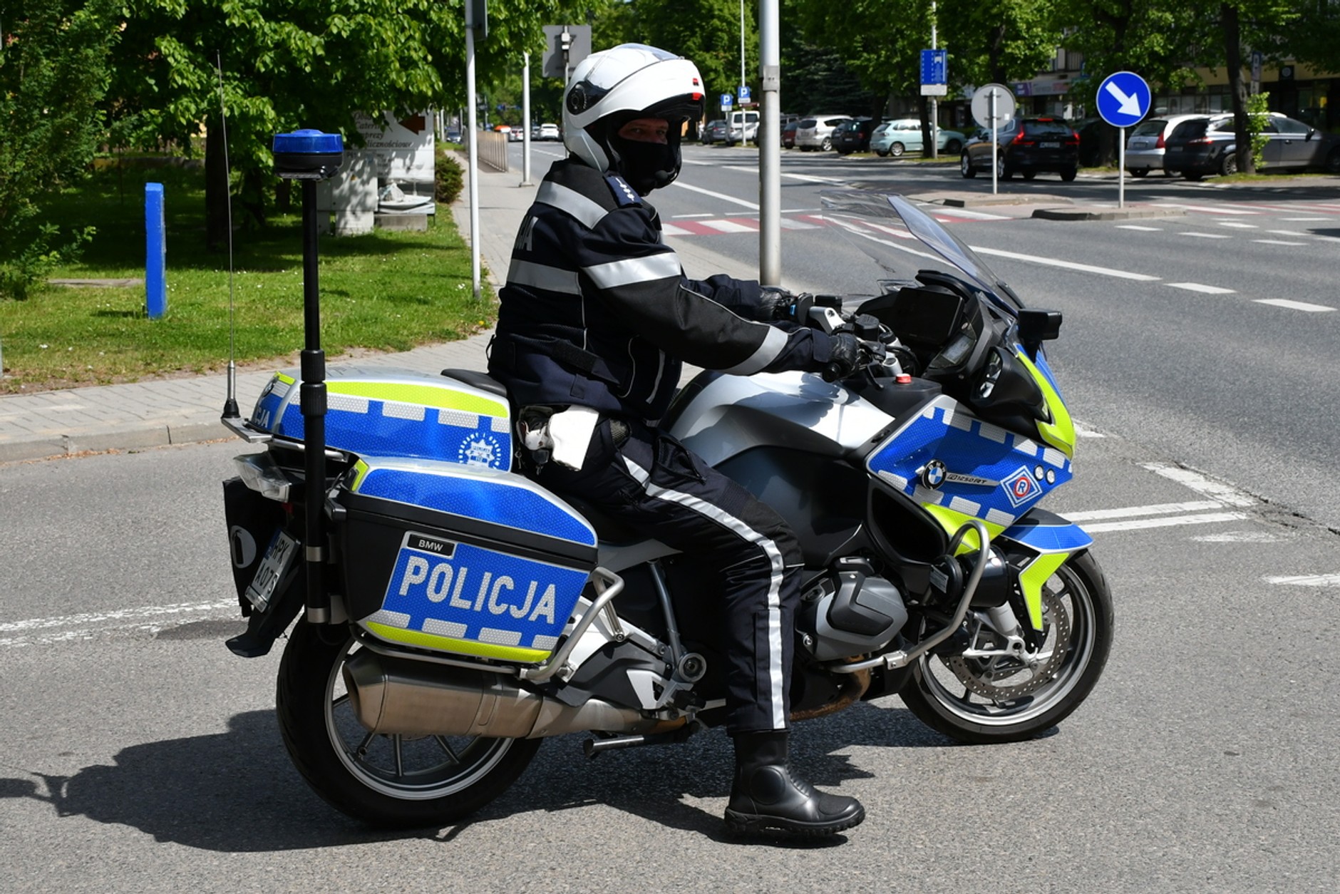Funkcjonariusz i policyjny motocykl