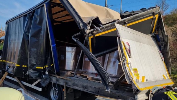 Nowe ciężarówki zniszczone podczas transportu. Laweta zahaczyła o inny pojazd