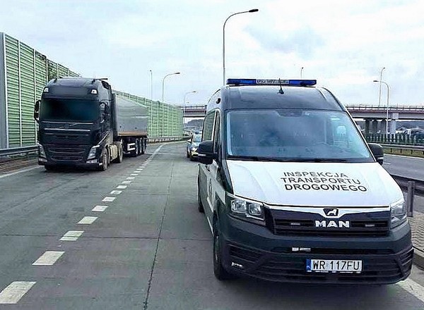 Inspektorzy ITD zatrzymali ciężarówkę z "lewymi" numerami. Łotysz trafił na policję