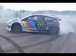 Ken Block pali gumę elektryczną rajdówką