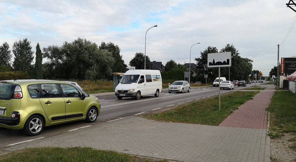 Początek obszaru zabudowanego po jednej stronie i „brak końca” po drugiej? Tak ma być – bo obszar zabudowany w tym miejscu ani się nie kończy, ani się nie zaczyna