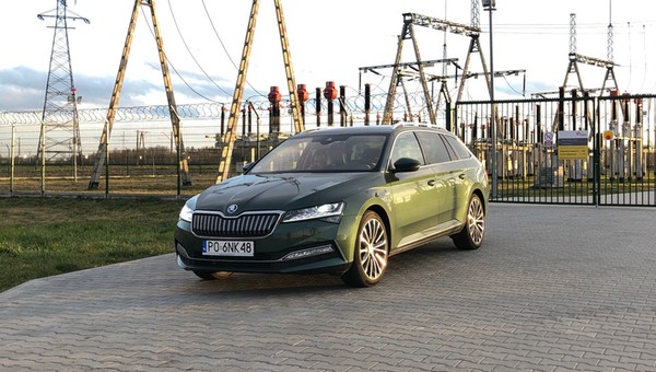 Skoda Superb iV Combi – czy hybryda sprawdzi się na autostradzie?