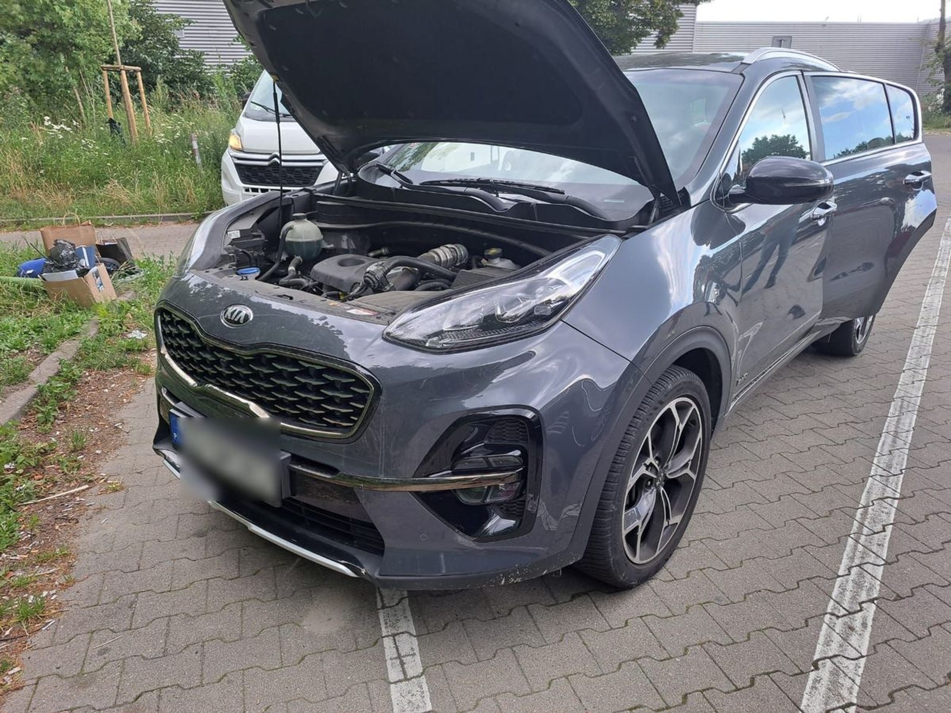 Policjanci sprawdzili prawie sto miejsc. Odzyskali siedem skradzionych samochodów