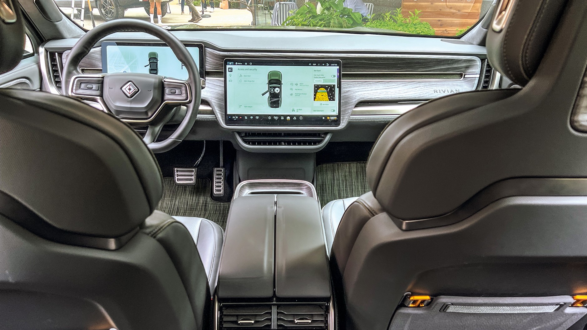 Elegancki kokpit: dwa obszerne ekrany, mało przycisków, bardzo dużo miejsca