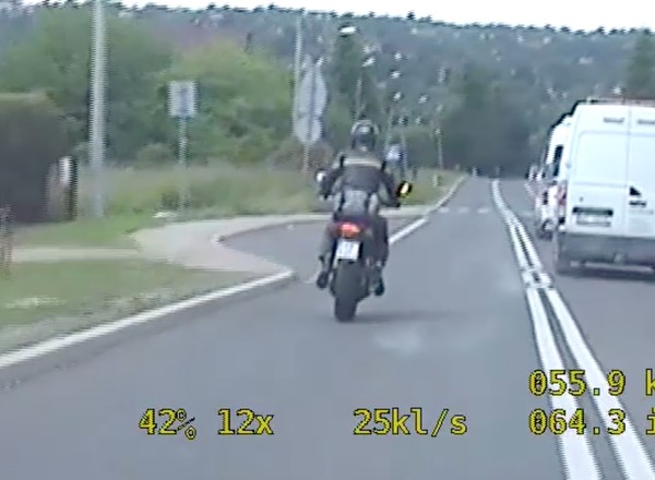 Ten motocyklista już zakończył sezon. W kilka sekund stracił prawo jazdy