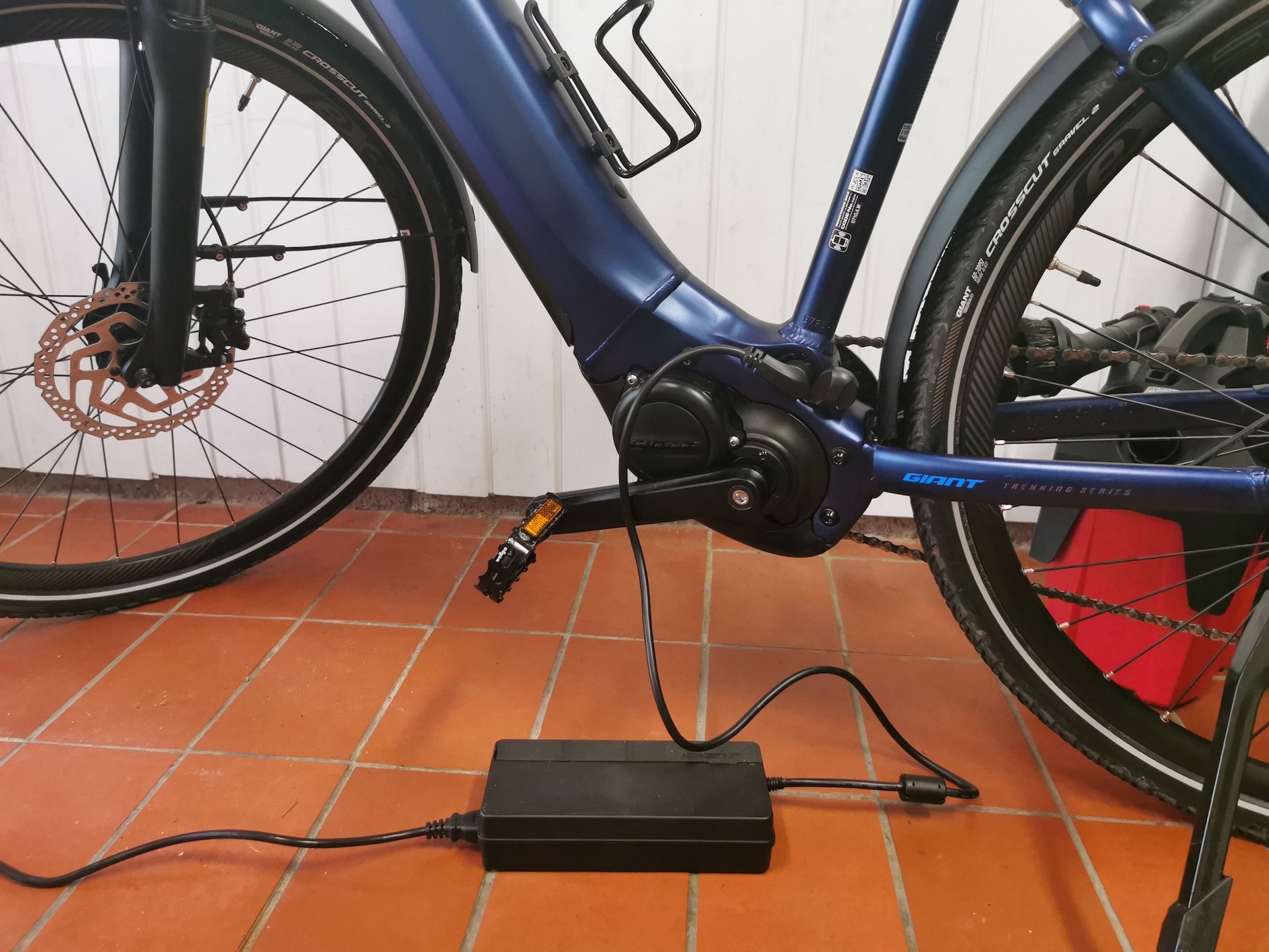 Najwygodniej rower ładuje się bez wyjmowania baterii z ramy. W ciągu kilku godzin ładowania akumulator gromadzi energię na przejazd nieco ponad 100 km