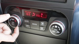 Taksówka, autobus miejski, tramwaj – czy kierowca ma obowiązek włączyć klimatyzację?