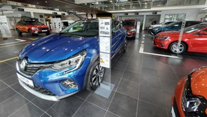 Kolejny miesiąc, kolejny rekord. Salony samochodowe w Polsce przeżywają oblężenie