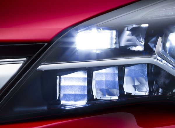Nowy Opel Astra z ledowymi światłami IntelliLux