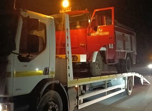 Kierowca zauważył wóz strażacki z osobami bez mundurów. Wezwał policję