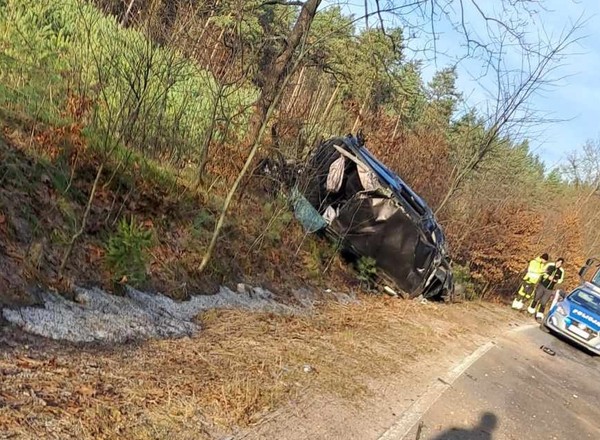 Zjechał z drogi i uderzył w drzewo. Tragiczny wypadek pomiędzy Witeradowem a Goreniami