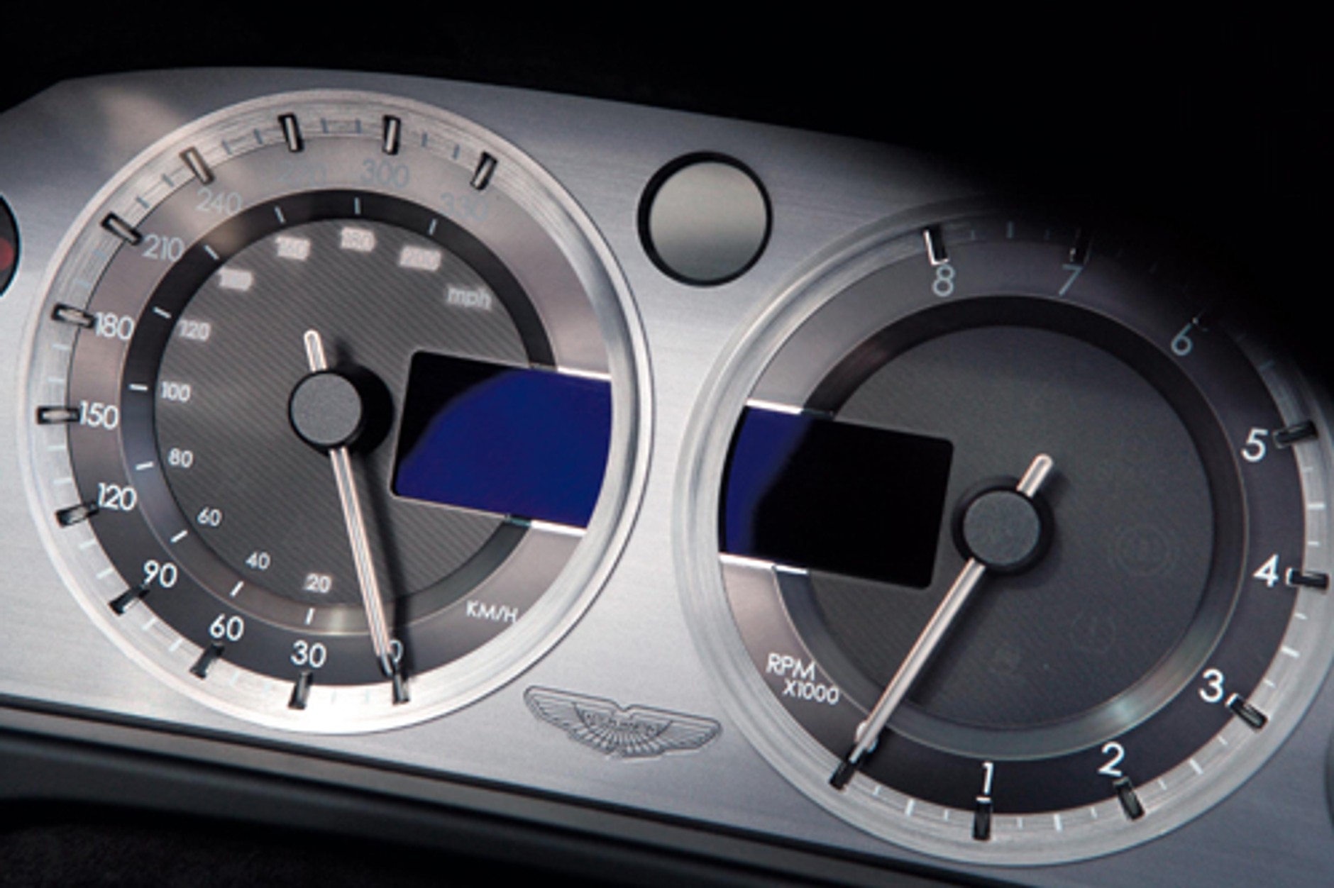 Aston Martin V8 Vantage Roadster - Od pierwszego wejrzenia