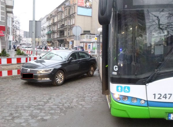 Samochód blokował autobus miejski. Strażnicy nie mieli litości dla kierowcy