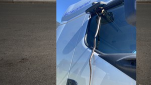 Szok na autostradzie. Kierowca TIR-a odkrył, że z bocznej szyby zwisa półtorametrowy wąż!