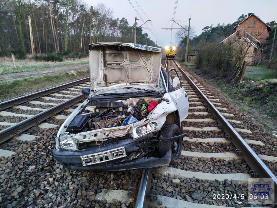 Zawracał na przejeździe kolejowym i zawiesił się na torach